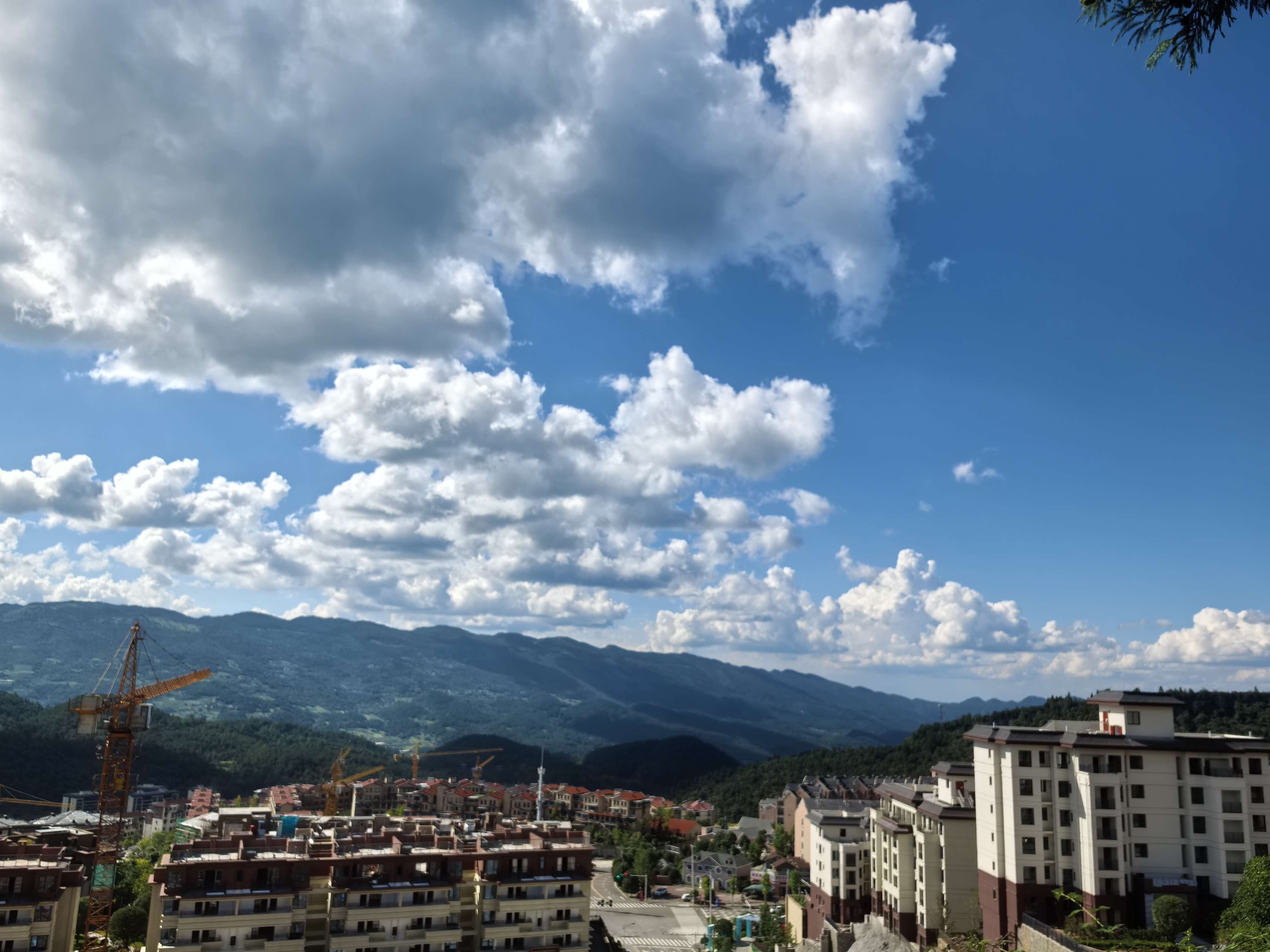 城市与山脉交融